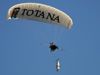 LA SARDINA LLEG DESDE TOTANA A MURCIA EN PARAPENTE ANTE LA EXPECTACIN DE MILES DE MURCIANOS Y TURISTAS QUE SE ECHARON A LAS CALLES PARA DISFRUTAR CON JBILO DE LA FIESTA