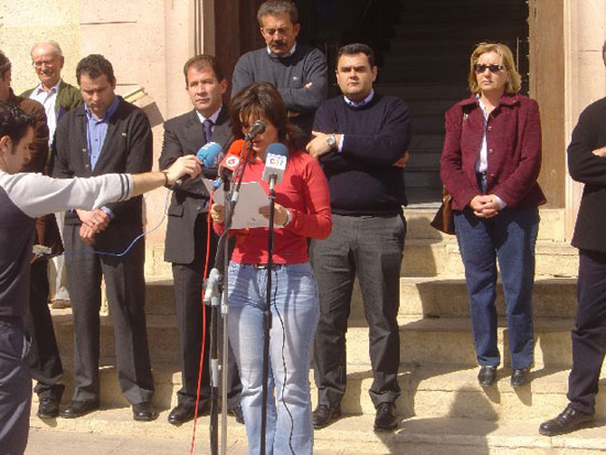Ayuntamiento de Totana convoca a todos los vecinos a una concentración silenciosa como acto de solidaridad con las víctimas del atentado terrorista perpetrado en Madrid , Foto 1