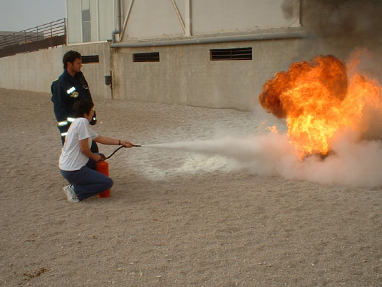 Efectivos de los servicios de emergencia realizan un simulacro de evacuación por terremoto en el colegio Guadalentín, Foto 2