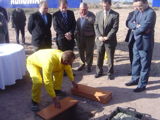 CONSEJERO DE OBRAS PÚBLICAS Y ALCALDE COLOCAN PRIMERA PIEDRA PROYECTO VARIANTE NORTE DE TOTANA, CON UNA LONGITUD DE 5 KILÓMETROS Y UN PRESUPUESTO DE 6,6 MILLONES DE EUROS, Foto 1