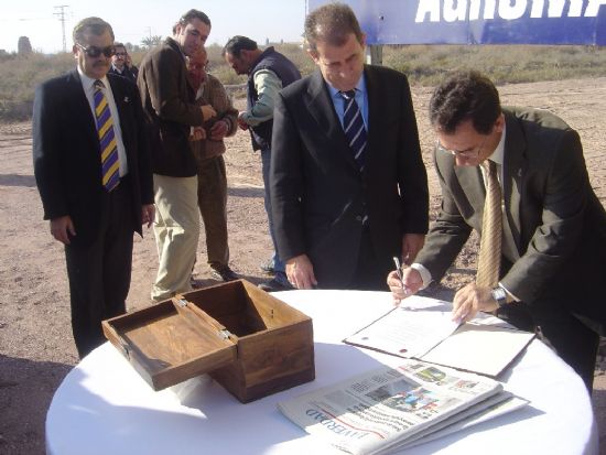 CONSEJERO DE OBRAS PÚBLICAS Y ALCALDE COLOCAN PRIMERA PIEDRA PROYECTO VARIANTE NORTE DE TOTANA, CON UNA LONGITUD DE 5 KILÓMETROS Y UN PRESUPUESTO DE 6,6 MILLONES DE EUROS, Foto 3