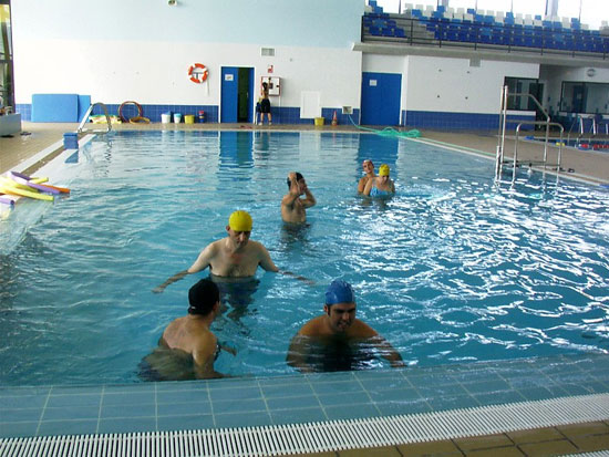 Alumnos del Centro Ocupacional José Moyá Trilla reciben clases de natación en la piscina climatizada municipal, Foto 1