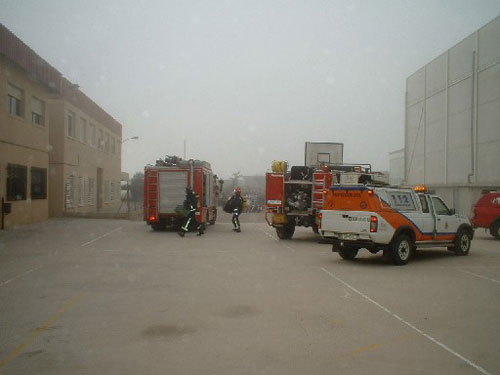 Efectivos de los servicios de emergencia realizan un simulacro de evacuación por terremoto en el colegio Guadalentín, Foto 1