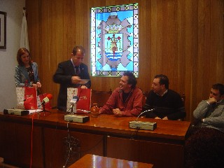 Alcalde y concejal de juventud realizan una recepción a una delegación de técnicos de alemania e italia que participan en un proyecto europeo de intervención social con jóvenes, Foto 1