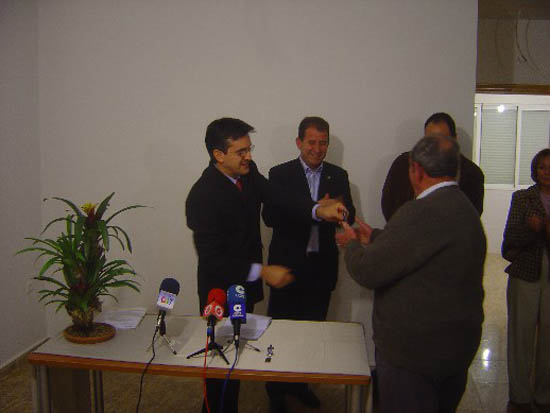 Alcalde y concejales de industria y urbanismo hacen entrega de las 7 viviendas promovidas por proinvitosa en el barrio tirol-camilleri, Foto 1