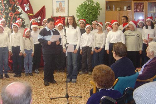 Los residentes del geriátrico La Purísima participan en la Fiesta de Navidad organizada por el colegio Comarcal, Foto 1