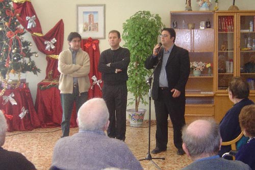 Los residentes del geriátrico La Purísima participan en la Fiesta de Navidad organizada por el colegio Comarcal, Foto 2