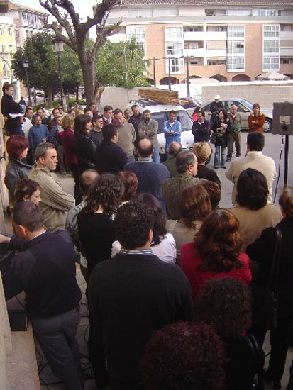 Cerca de un centenar de personas se concentran a las puertas del Ayuntamiento de Totana para conmemorar el día internacional contra la violencia de género, Foto 1