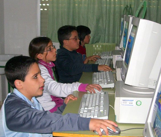 LA CONCEJALÍA DE EDUCACIÓN FELICITA AL COLEGIO “TIERNO GALVÁN” POR SUS ÉXITOS EN LA CONVOCATORIA DE LOS PREMIOS “CONSUMÓPOLIS” QUE OTORGA LA COMUNIDAD AUTÓNOMA  (2006) - 19