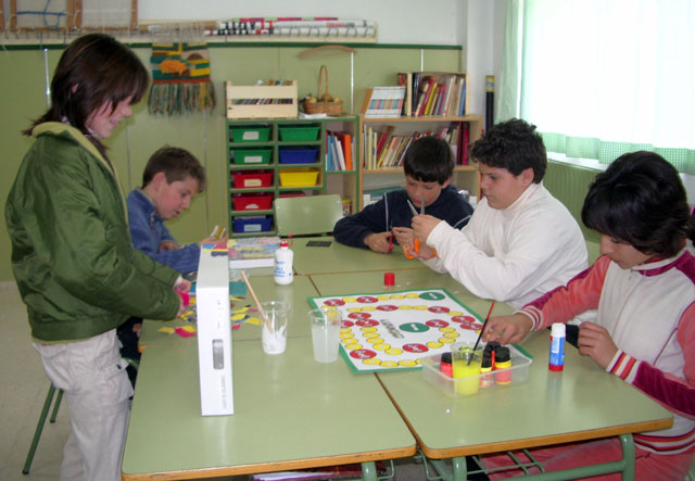 LA CONCEJALÍA DE EDUCACIÓN FELICITA AL COLEGIO “TIERNO GALVÁN” POR SUS ÉXITOS EN LA CONVOCATORIA DE LOS PREMIOS “CONSUMÓPOLIS” QUE OTORGA LA COMUNIDAD AUTÓNOMA  (2006) - 27