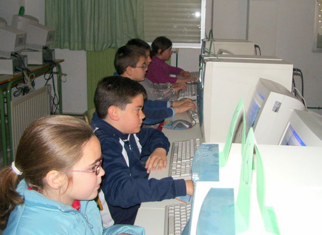 LA CONCEJALÍA DE EDUCACIÓN FELICITA AL COLEGIO “TIERNO GALVÁN” POR SUS ÉXITOS EN LA CONVOCATORIA DE LOS PREMIOS “CONSUMÓPOLIS” QUE OTORGA LA COMUNIDAD AUTÓNOMA  (2006) - 33