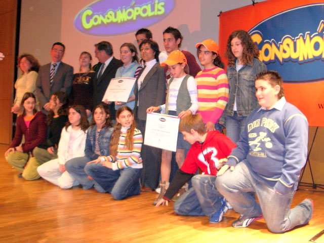 LA CONCEJALÍA DE EDUCACIÓN FELICITA AL COLEGIO “TIERNO GALVÁN” POR SUS ÉXITOS EN LA CONVOCATORIA DE LOS PREMIOS “CONSUMÓPOLIS” QUE OTORGA LA COMUNIDAD AUTÓNOMA  (2006) - 40