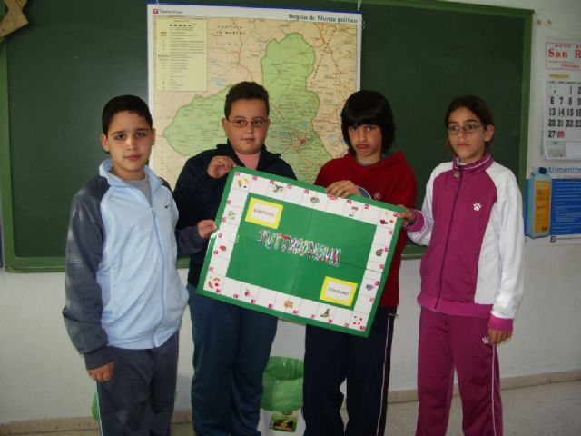 LA CONCEJALÍA DE EDUCACIÓN FELICITA AL COLEGIO “TIERNO GALVÁN” POR SUS ÉXITOS EN LA CONVOCATORIA DE LOS PREMIOS “CONSUMÓPOLIS” QUE OTORGA LA COMUNIDAD AUTÓNOMA  (2006) - 49