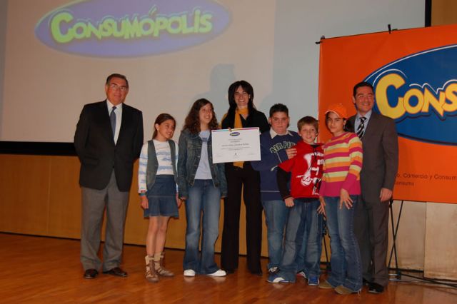 LA CONCEJALA DE EDUCACIN FELICITA AL COLEGIO TIERNO GALVN POR SUS XITOS EN LA CONVOCATORIA DE LOS PREMIOS CONSUMPOLIS QUE OTORGA LA COMUNIDAD AUTNOMA  (2006) - 50