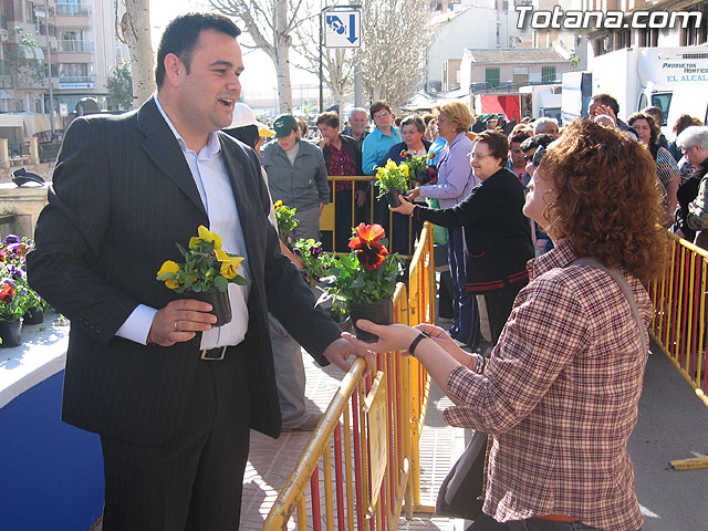 LA CONCEJALA DE PARQUES Y JARDINES REPARTE MS DE 2.500 PLANTAS EN EL MERCADILLO SEMANAL PARA CELEBRAR LA ENTRADA DE LA PRIMAVERA EN TOTANA - 5