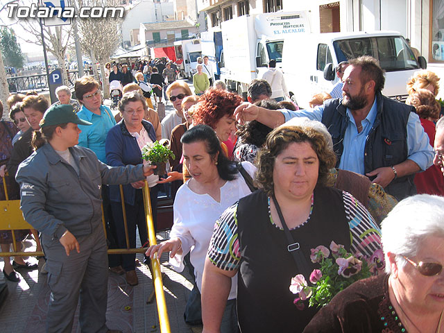 LA CONCEJALA DE PARQUES Y JARDINES REPARTE MS DE 2.500 PLANTAS EN EL MERCADILLO SEMANAL PARA CELEBRAR LA ENTRADA DE LA PRIMAVERA EN TOTANA - 6