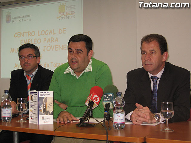 SE PRESENTAN LOS NUEVOS SERVICIOS DEL CENTRO LOCAL DE EMPLEO PARA MUJERES Y JÓVENES QUE SE OFRECE EN EL CENTRO DE DESARROLLO LOCAL - 1