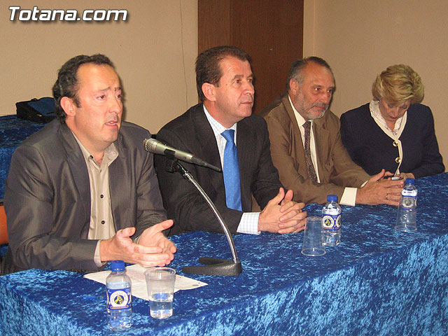 EL CONSEJERO DE EDUCACIÓN PARTICIPA EN UN ACTO SECTORIAL CON REPRESENTANTES DE LA COMUNIDAD EDUCATIVA DE TOTANA PARA ABORDAR CUESTIONES RELACIONADAS CON ESTA MATERIA Y LA LOE - 2