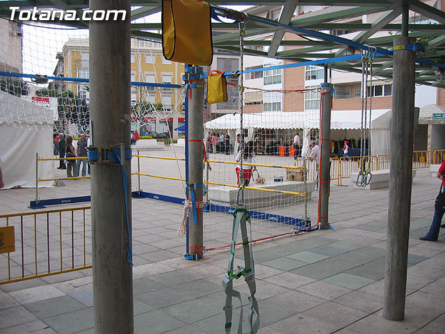 SE INAUGURA LA FERIA DE LA III JORNADAS DE SEGURIDAD Y SALUD LABORAL QUE SE CELEBRA EN LA PLAZA BALSA VIEJA - 2