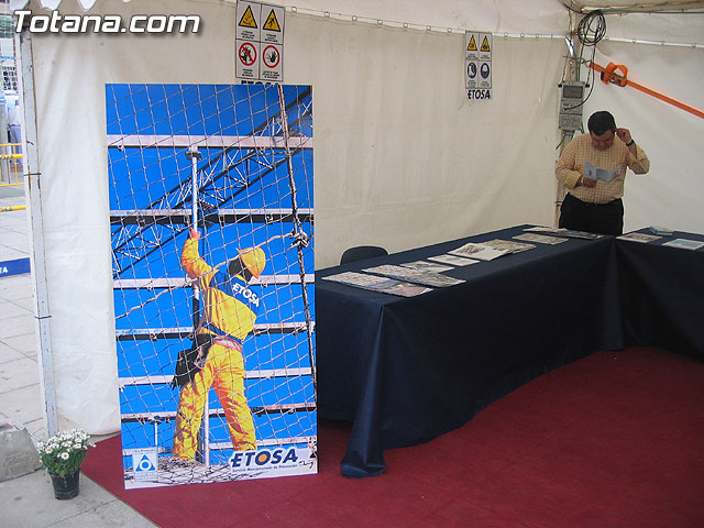 SE INAUGURA LA FERIA DE LA III JORNADAS DE SEGURIDAD Y SALUD LABORAL QUE SE CELEBRA EN LA PLAZA BALSA VIEJA - 5