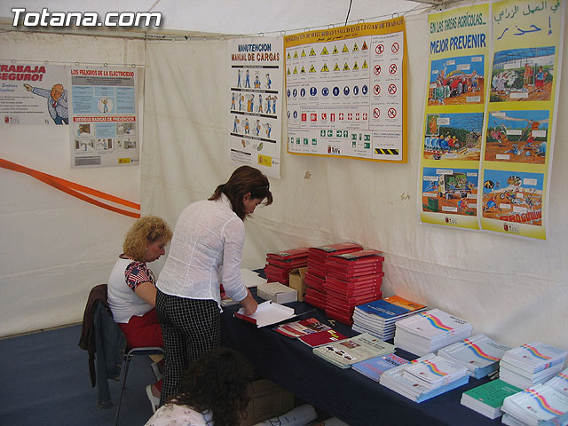 SE INAUGURA LA FERIA DE LA III JORNADAS DE SEGURIDAD Y SALUD LABORAL QUE SE CELEBRA EN LA PLAZA BALSA VIEJA - 13