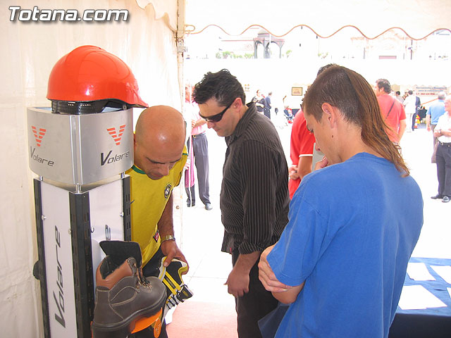 SE INAUGURA LA FERIA DE LA III JORNADAS DE SEGURIDAD Y SALUD LABORAL QUE SE CELEBRA EN LA PLAZA BALSA VIEJA - 36