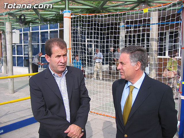 SE INAUGURA LA FERIA DE LA III JORNADAS DE SEGURIDAD Y SALUD LABORAL QUE SE CELEBRA EN LA PLAZA BALSA VIEJA - 52