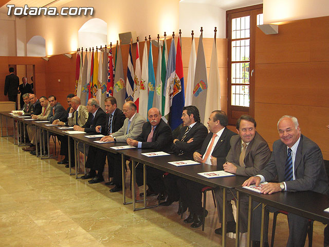 EL PRESIDENTE VALCÁRCEL FIRMA CON LOS 45 AYUNTAMIENTOS DE LA REGIÓN LOS CONVENIOS DE SEGURIDAD CIUDADANA - 1