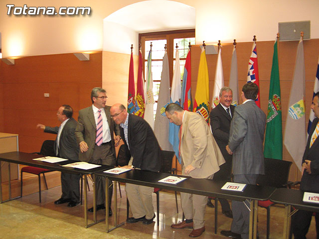 EL PRESIDENTE VALCÁRCEL FIRMA CON LOS 45 AYUNTAMIENTOS DE LA REGIÓN LOS CONVENIOS DE SEGURIDAD CIUDADANA - 2