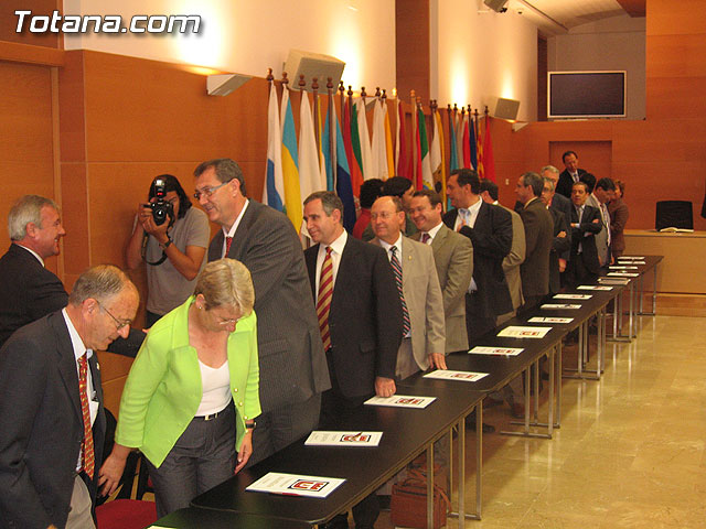 EL PRESIDENTE VALCÁRCEL FIRMA CON LOS 45 AYUNTAMIENTOS DE LA REGIÓN LOS CONVENIOS DE SEGURIDAD CIUDADANA - 4