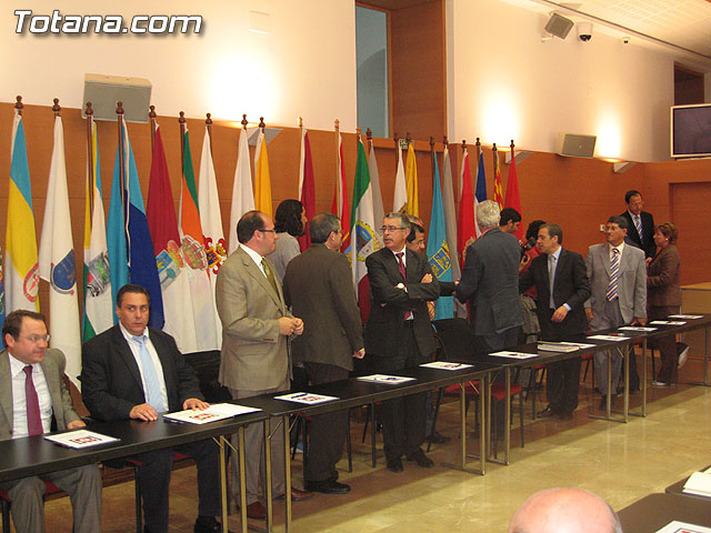 EL PRESIDENTE VALCÁRCEL FIRMA CON LOS 45 AYUNTAMIENTOS DE LA REGIÓN LOS CONVENIOS DE SEGURIDAD CIUDADANA - 5