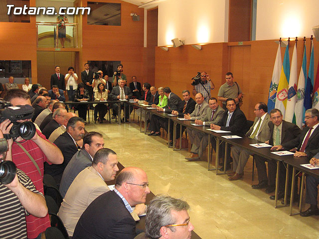 EL PRESIDENTE VALCÁRCEL FIRMA CON LOS 45 AYUNTAMIENTOS DE LA REGIÓN LOS CONVENIOS DE SEGURIDAD CIUDADANA - 6