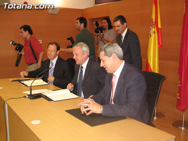 EL PRESIDENTE VALCÁRCEL FIRMA CON LOS 45 AYUNTAMIENTOS DE LA REGIÓN LOS CONVENIOS DE SEGURIDAD CIUDADANA - 7