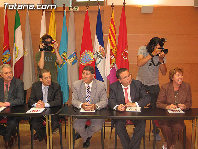 EL PRESIDENTE VALCÁRCEL FIRMA CON LOS 45 AYUNTAMIENTOS DE LA REGIÓN LOS CONVENIOS DE SEGURIDAD CIUDADANA - 8