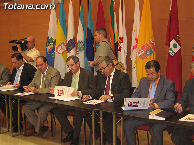 EL PRESIDENTE VALCÁRCEL FIRMA CON LOS 45 AYUNTAMIENTOS DE LA REGIÓN LOS CONVENIOS DE SEGURIDAD CIUDADANA - 9