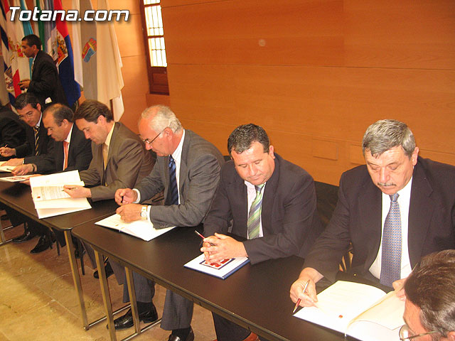EL PRESIDENTE VALCÁRCEL FIRMA CON LOS 45 AYUNTAMIENTOS DE LA REGIÓN LOS CONVENIOS DE SEGURIDAD CIUDADANA - 11