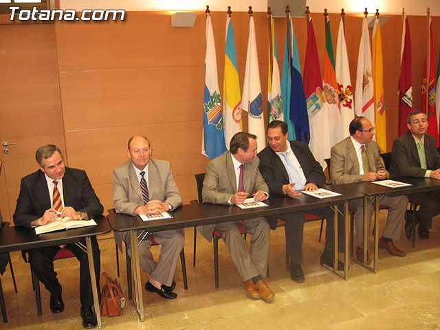 EL PRESIDENTE VALCÁRCEL FIRMA CON LOS 45 AYUNTAMIENTOS DE LA REGIÓN LOS CONVENIOS DE SEGURIDAD CIUDADANA - 12