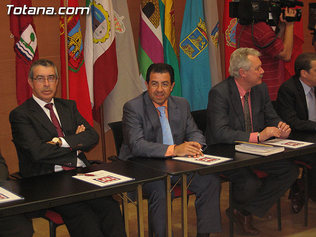 EL PRESIDENTE VALCÁRCEL FIRMA CON LOS 45 AYUNTAMIENTOS DE LA REGIÓN LOS CONVENIOS DE SEGURIDAD CIUDADANA - 13