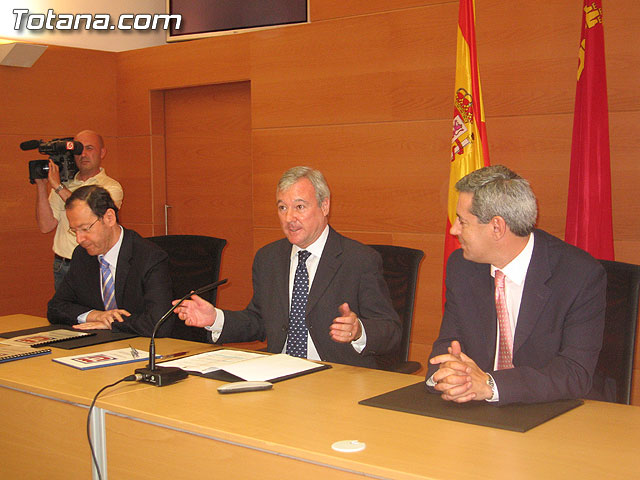 EL PRESIDENTE VALCÁRCEL FIRMA CON LOS 45 AYUNTAMIENTOS DE LA REGIÓN LOS CONVENIOS DE SEGURIDAD CIUDADANA - 14