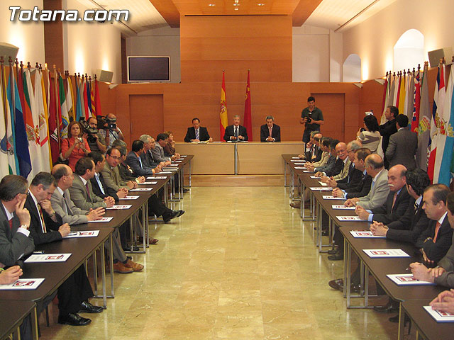 EL PRESIDENTE VALCÁRCEL FIRMA CON LOS 45 AYUNTAMIENTOS DE LA REGIÓN LOS CONVENIOS DE SEGURIDAD CIUDADANA - 20