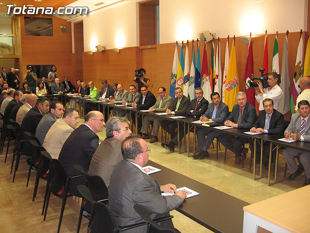 EL PRESIDENTE VALCÁRCEL FIRMA CON LOS 45 AYUNTAMIENTOS DE LA REGIÓN LOS CONVENIOS DE SEGURIDAD CIUDADANA - 16