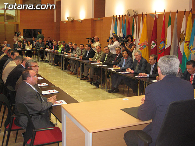 EL PRESIDENTE VALCÁRCEL FIRMA CON LOS 45 AYUNTAMIENTOS DE LA REGIÓN LOS CONVENIOS DE SEGURIDAD CIUDADANA - 17