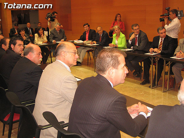EL PRESIDENTE VALCÁRCEL FIRMA CON LOS 45 AYUNTAMIENTOS DE LA REGIÓN LOS CONVENIOS DE SEGURIDAD CIUDADANA - 18