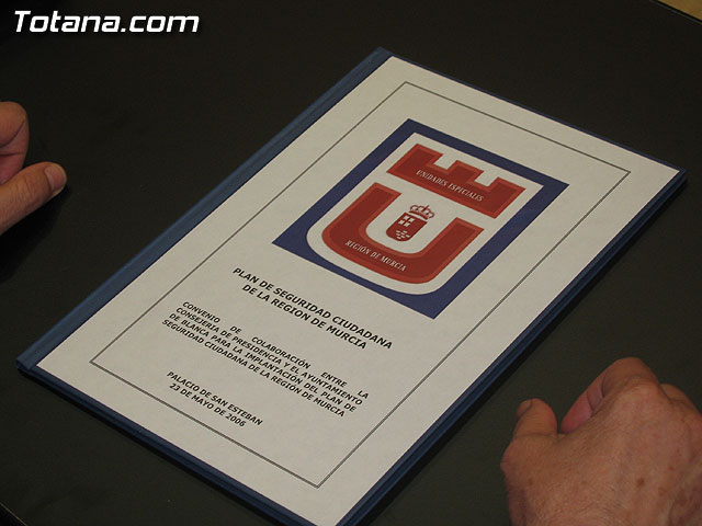 EL PRESIDENTE VALCÁRCEL FIRMA CON LOS 45 AYUNTAMIENTOS DE LA REGIÓN LOS CONVENIOS DE SEGURIDAD CIUDADANA - 21