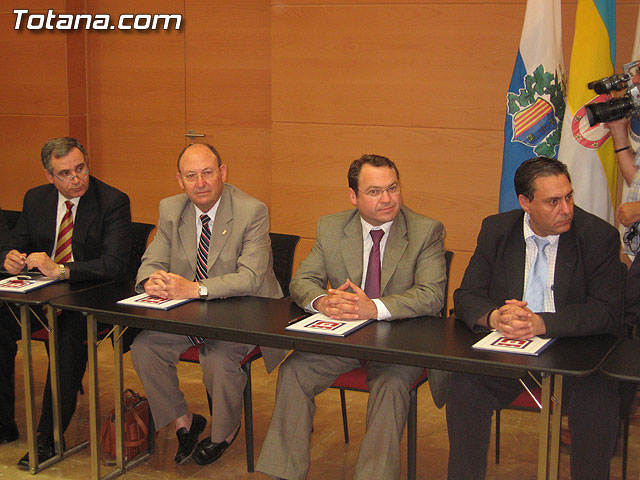 EL PRESIDENTE VALCÁRCEL FIRMA CON LOS 45 AYUNTAMIENTOS DE LA REGIÓN LOS CONVENIOS DE SEGURIDAD CIUDADANA - 24