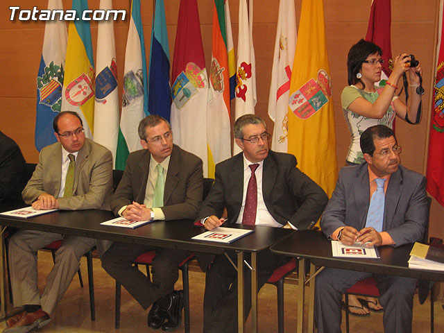 EL PRESIDENTE VALCÁRCEL FIRMA CON LOS 45 AYUNTAMIENTOS DE LA REGIÓN LOS CONVENIOS DE SEGURIDAD CIUDADANA - 25