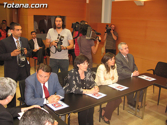 EL PRESIDENTE VALCÁRCEL FIRMA CON LOS 45 AYUNTAMIENTOS DE LA REGIÓN LOS CONVENIOS DE SEGURIDAD CIUDADANA - 27