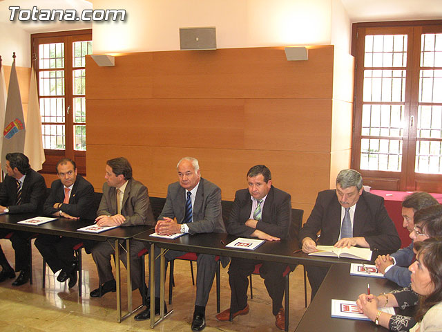 EL PRESIDENTE VALCÁRCEL FIRMA CON LOS 45 AYUNTAMIENTOS DE LA REGIÓN LOS CONVENIOS DE SEGURIDAD CIUDADANA - 28