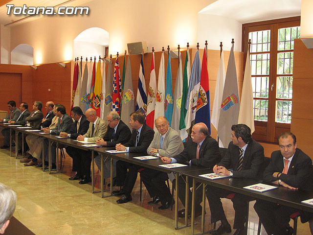 EL PRESIDENTE VALCÁRCEL FIRMA CON LOS 45 AYUNTAMIENTOS DE LA REGIÓN LOS CONVENIOS DE SEGURIDAD CIUDADANA - 29