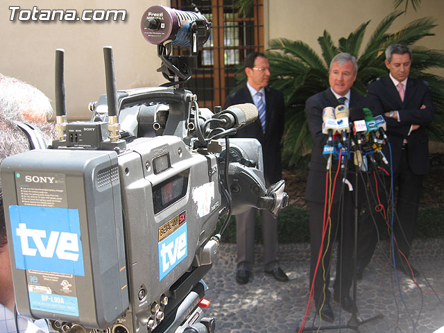 EL PRESIDENTE VALCÁRCEL FIRMA CON LOS 45 AYUNTAMIENTOS DE LA REGIÓN LOS CONVENIOS DE SEGURIDAD CIUDADANA - 33